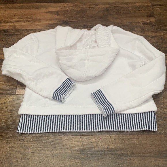 Vineyard Vines Girls Small (size 7/8) Terry Cloth Cropped Pullover Sweatshirt - Picture 2 of 4